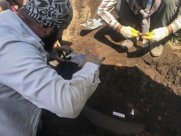 Foto - Tarlasını süren çiftçiyi şoke eden olay! Topraktan fışkırdı