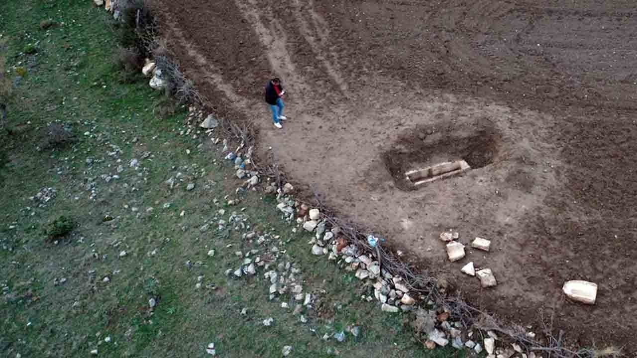 Foto - Tarlasını sürerken lahit buldu!