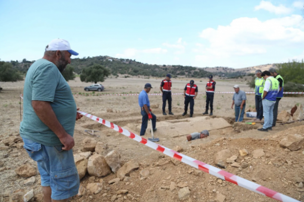 Tarlayı süren çiftçi şans eseri tarihi bir keşfe imza attı! Jandarma, köylüler, duyan herkes oraya koştu