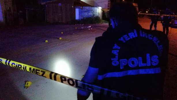 Tartışma bıçaklı, silahlı kavgaya dönüştü: 1'i polis 5 yaralı