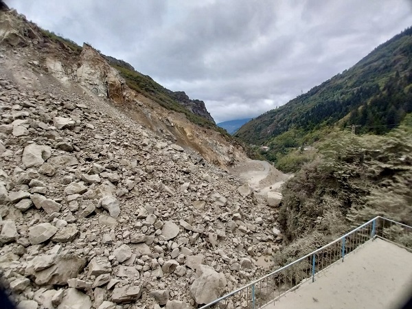 Foto - Taş ocağı çöktü köy yolu hasar gördü