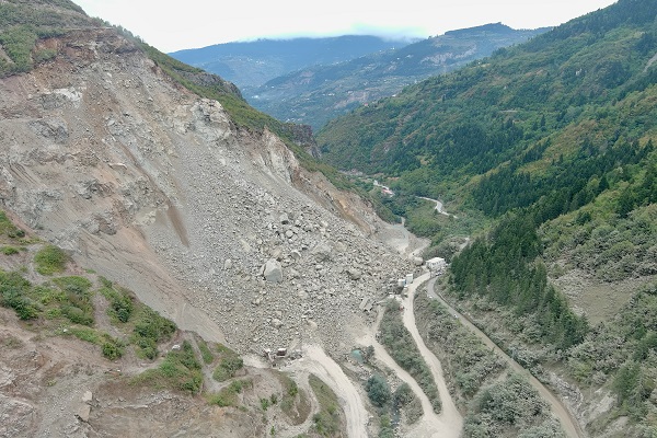 Foto - Taş ocağı çöktü köy yolu hasar gördü