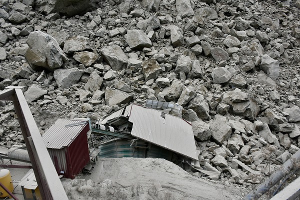Foto - Taş ocağı çöktü köy yolu hasar gördü
