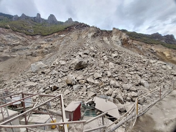 Foto - Taş ocağı çöktü köy yolu hasar gördü