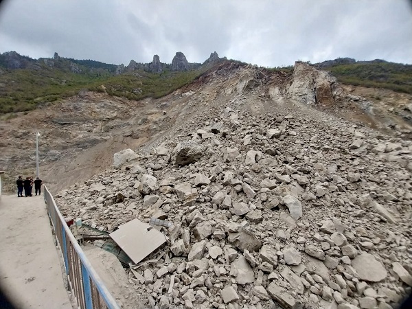Foto - Taş ocağı çöktü köy yolu hasar gördü