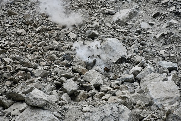 Foto - Taş ocağı çöktü köy yolu hasar gördü
