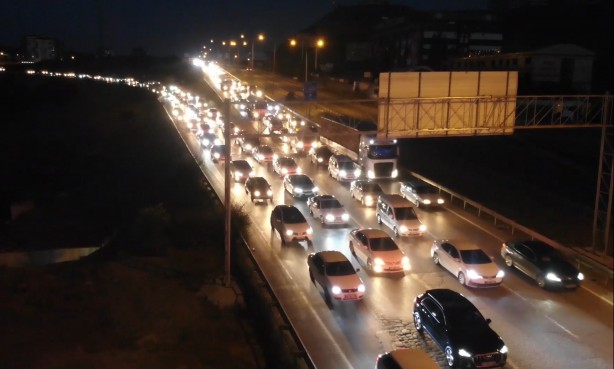 Foto - Tatil dönüşü çile! Kilit noktalarda trafik durdu
