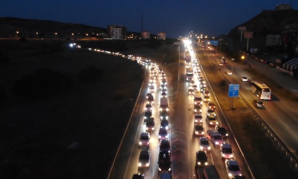 Foto - Tatil dönüşü çile! Kilit noktalarda trafik durdu