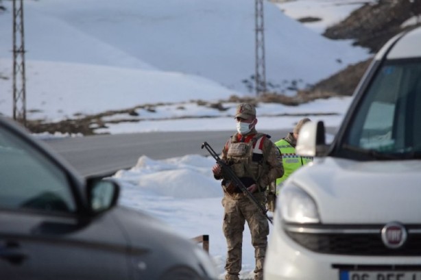 Tatvan'da düşen askeri helikopterin enkazı kaldırılıyor!