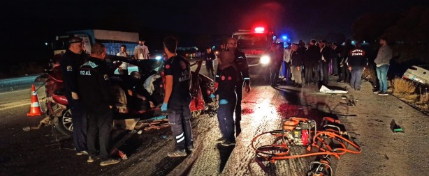 Foto - Tatvan'da zincirleme trafik kazası: 1 ölü, 4 yaralı