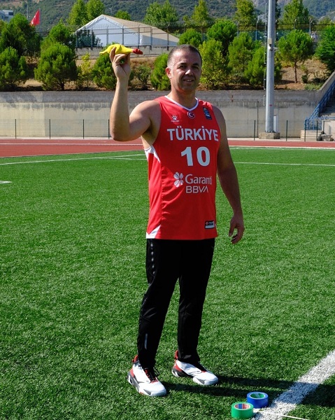 Foto - Tavuğu 35 metre fırlattı! Guinness rekoru Türkiye'de kırıldı