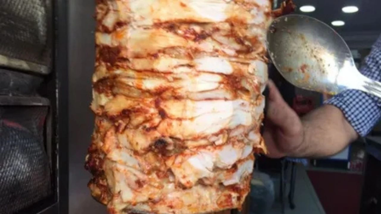 Tavuk dönerin hazırlanışı ile ilgili korkunç sözler! Artık ağzınıza bile sürmeyeceksiniz