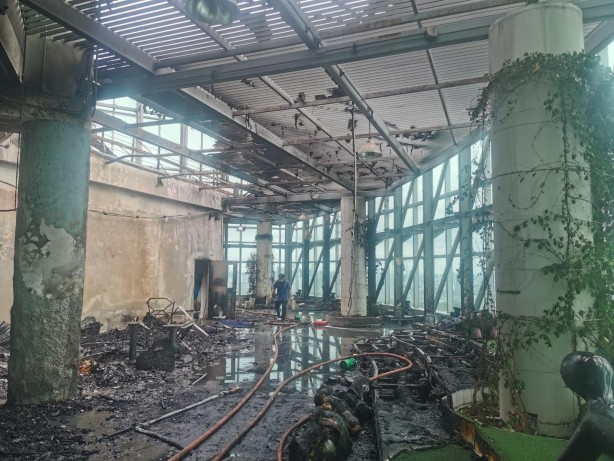 Tayland Enerji Bakanlığı binasında yangın panikletti