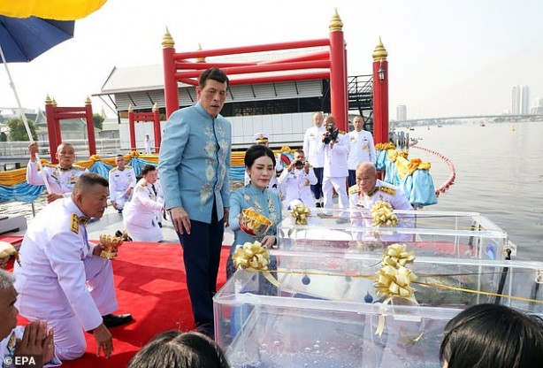 Foto - Tayland Kralı'ndan 'resmi metres'e ülkeyi etkileyen doğum günü hediyesi!