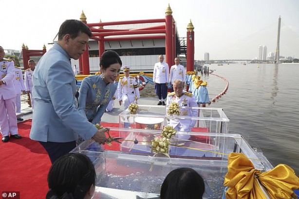 Foto - Tayland Kralı'ndan 'resmi metres'e ülkeyi etkileyen doğum günü hediyesi!
