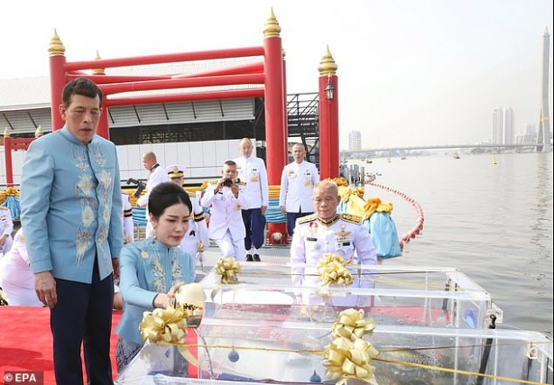 Foto - Tayland Kralı'ndan 'resmi metres'e ülkeyi etkileyen doğum günü hediyesi!