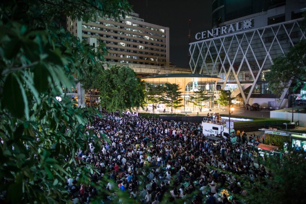 Tayland'da polis ve halk birbirine girdi!