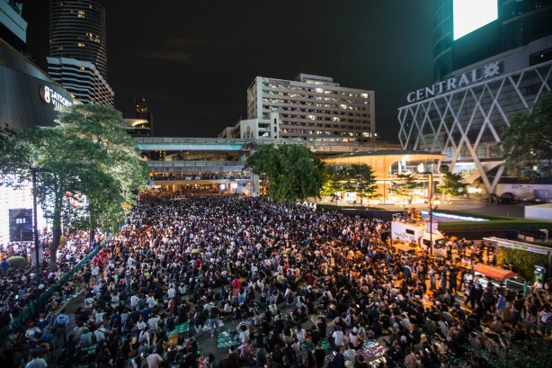 Foto - Tayland'da polis ve halk birbirine girdi!
