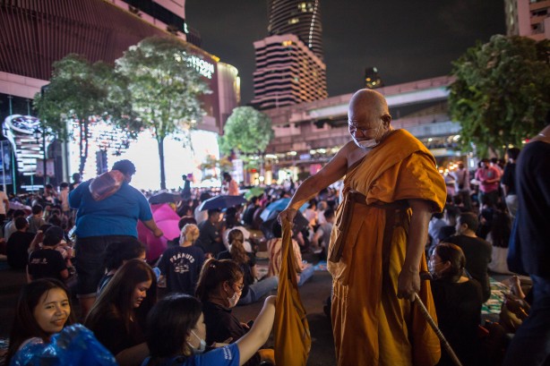 Foto - Tayland'da polis ve halk birbirine girdi!
