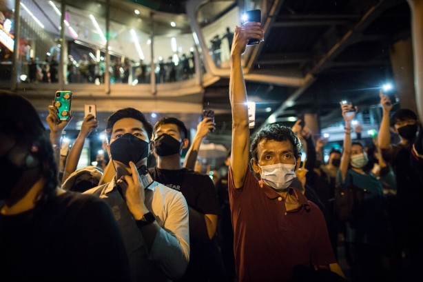 Foto - Tayland'da polis ve halk birbirine girdi!
