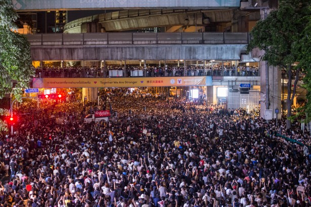 Foto - Tayland'da polis ve halk birbirine girdi!
