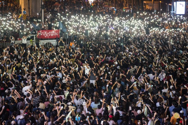 Foto - Tayland'da polis ve halk birbirine girdi!