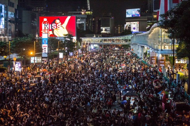 Foto - Tayland'da polis ve halk birbirine girdi!