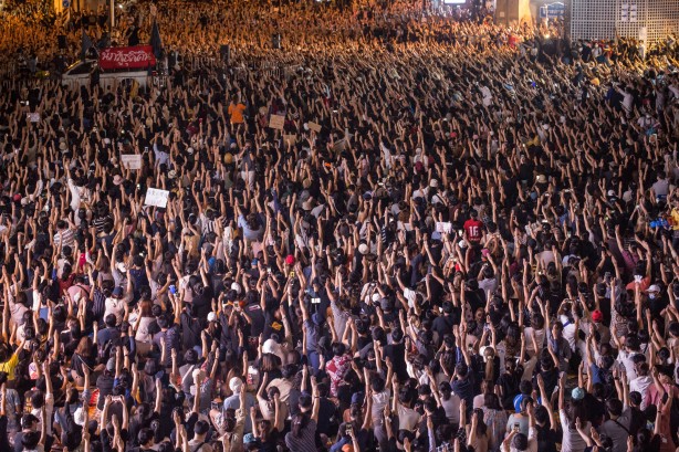 Foto - Tayland'da polis ve halk birbirine girdi!