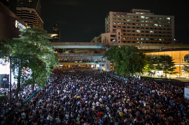 Foto - Tayland'da polis ve halk birbirine girdi!