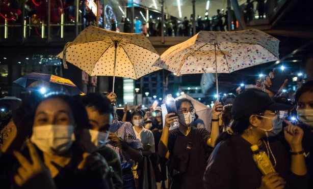 Foto - Tayland'da polis ve halk birbirine girdi!