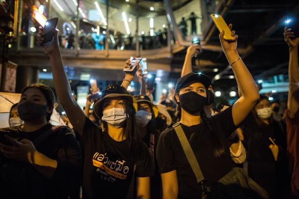 Foto - Tayland'da polis ve halk birbirine girdi!