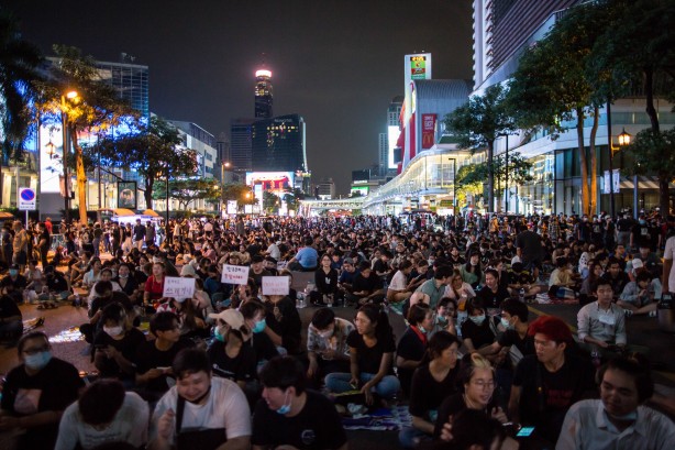 Foto - Tayland'da polis ve halk birbirine girdi!