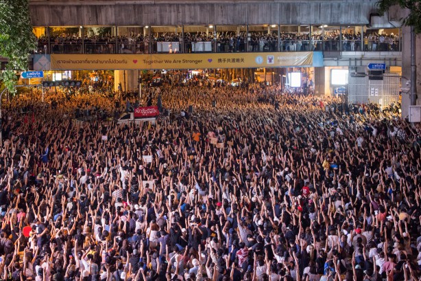 Foto - Tayland'da polis ve halk birbirine girdi!