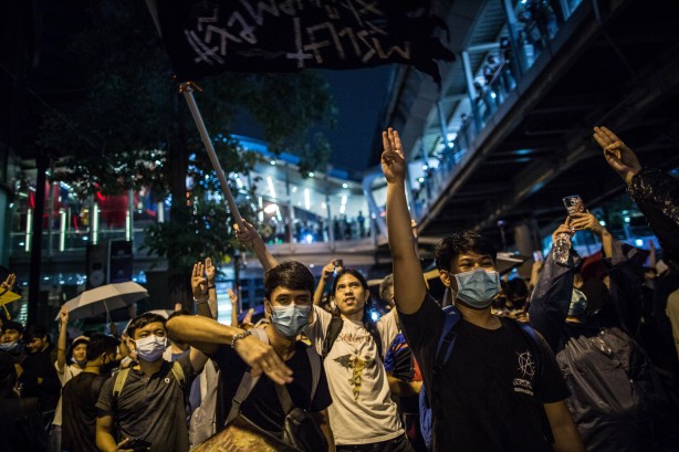 Foto - Tayland'da polis ve halk birbirine girdi!