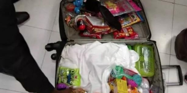 Foto - Tayland’dan Hindistan’a giden yolcunun bavulundan çıkanları görünce çok şaşıracaksınız! Canlı hayvan...