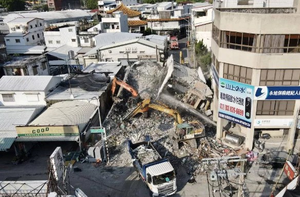 Tayvan'daki şiddetli deprem sonrası yıkım görüntülendi!