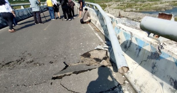 Foto - Tayvan'daki şiddetli deprem sonrası yıkım görüntülendi!