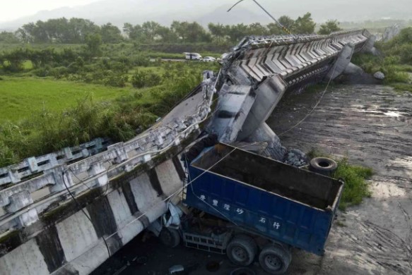 Foto - Tayvan'daki şiddetli deprem sonrası yıkım görüntülendi!