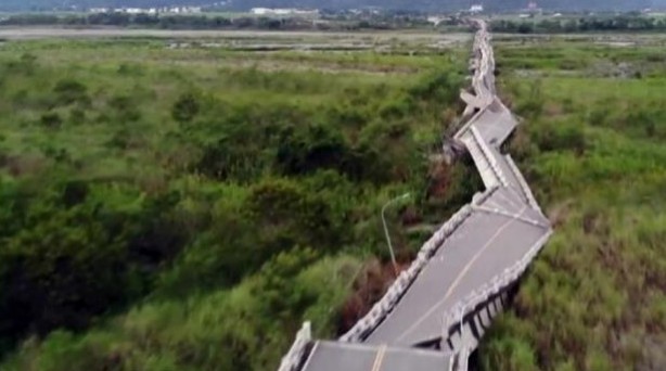Foto - Tayvan'daki şiddetli deprem sonrası yıkım görüntülendi!