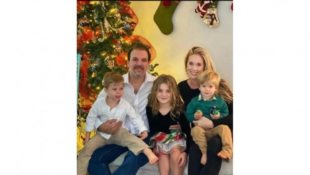 Foto - Tayyip Erdoğan ve AK Parti’ye verdiği destekle bilinen Tolga Karel’in aile pozları sosyal medyayı salladı