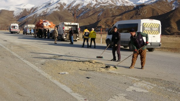 Foto - Taziyeye gidenleri taşıyan minibüs kaza yaptı! Yaralılar var