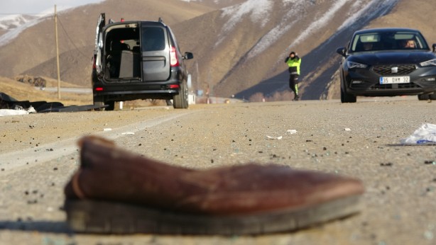 Foto - Taziyeye gidenleri taşıyan minibüs kaza yaptı! Yaralılar var