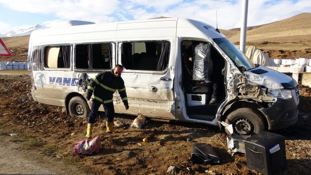 Foto - Taziyeye gidenleri taşıyan minibüs kaza yaptı! Yaralılar var