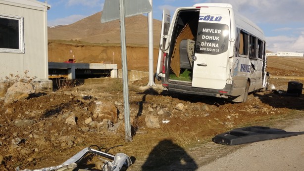 Foto - Taziyeye gidenleri taşıyan minibüs kaza yaptı! Yaralılar var