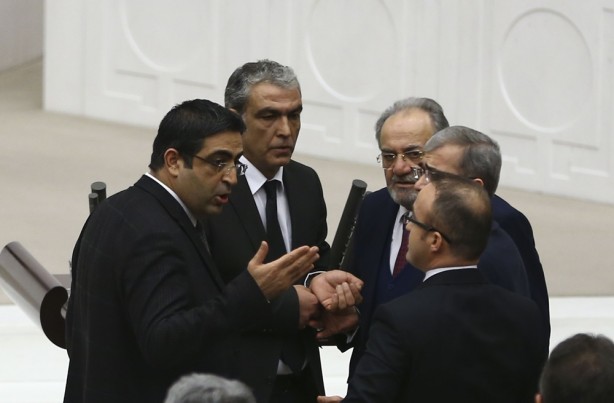 Foto - TBMM'de "Sen kimsin?" kavgası