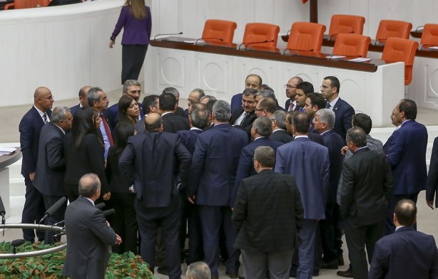 Foto - TBMM'de "Sen kimsin?" kavgası