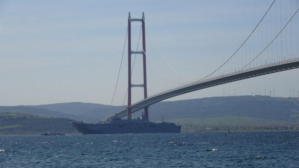 Foto - ‘TCG Anadolu’ 1915 Çanakkale Köprüsü'nün altından geçti