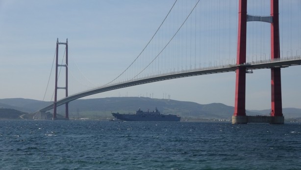 Foto - ‘TCG Anadolu’ 1915 Çanakkale Köprüsü'nün altından geçti