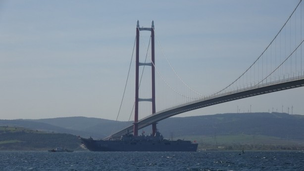 ‘TCG Anadolu’ 1915 Çanakkale Köprüsü'nün altından geçti
