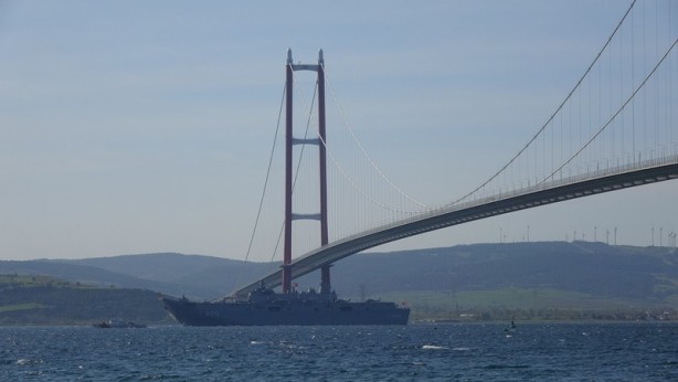 Foto - ‘TCG Anadolu’ 1915 Çanakkale Köprüsü'nün altından geçti
